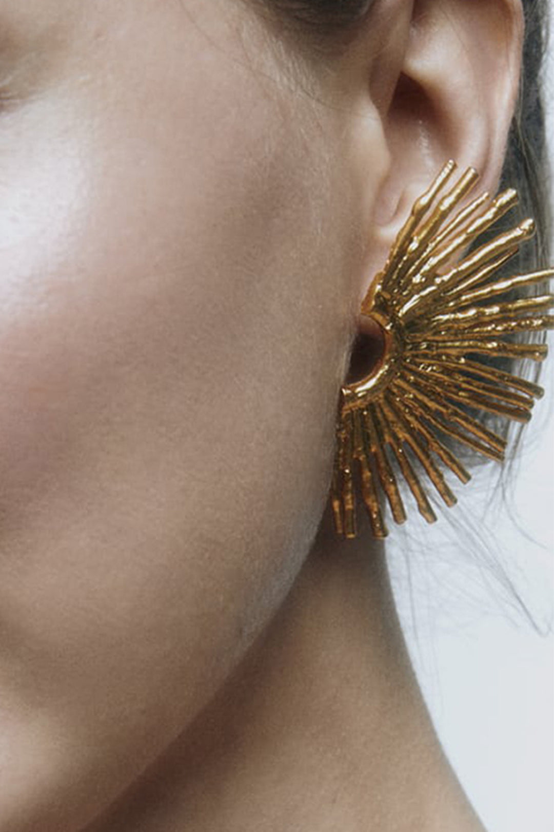 Náušnice z kovu se zvlněným okrajem