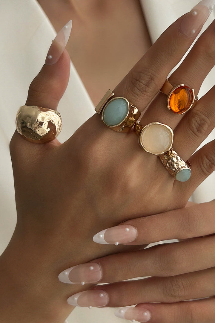 Soubor otevřených prstenů s kamínky