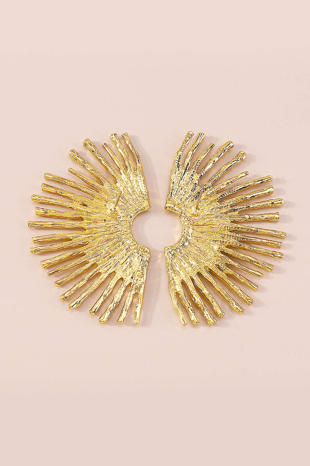 Náušnice z kovu se zvlněným okrajem