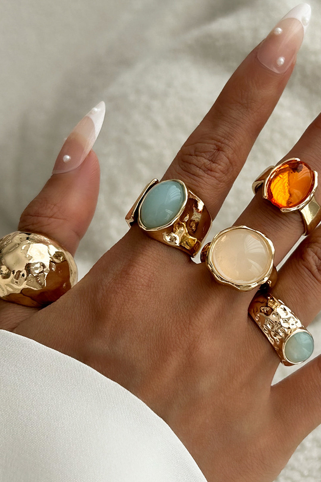 Soubor otevřených prstenů s kamínky