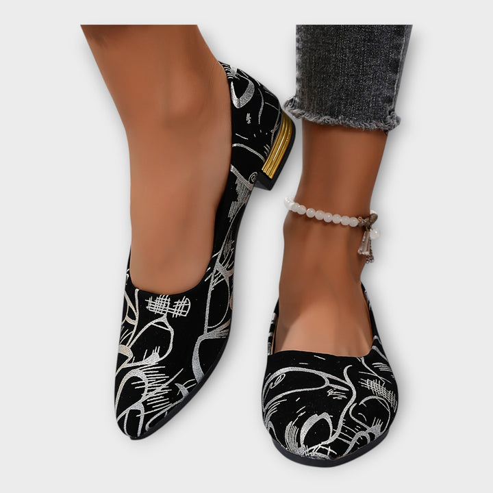 Elegantní tanečnice s originálními detaily