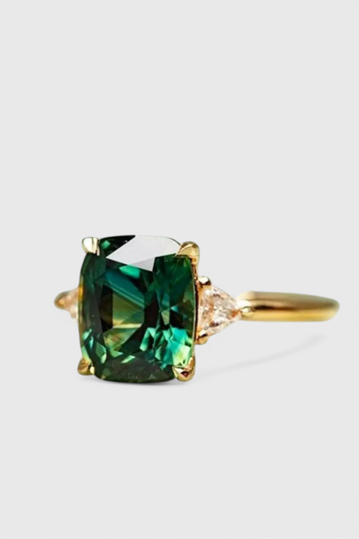 Elegantní čtvercový smaragdový prsten s pozlaceným povrchem