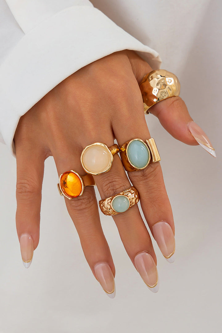 Soubor otevřených prstenů s kamínky