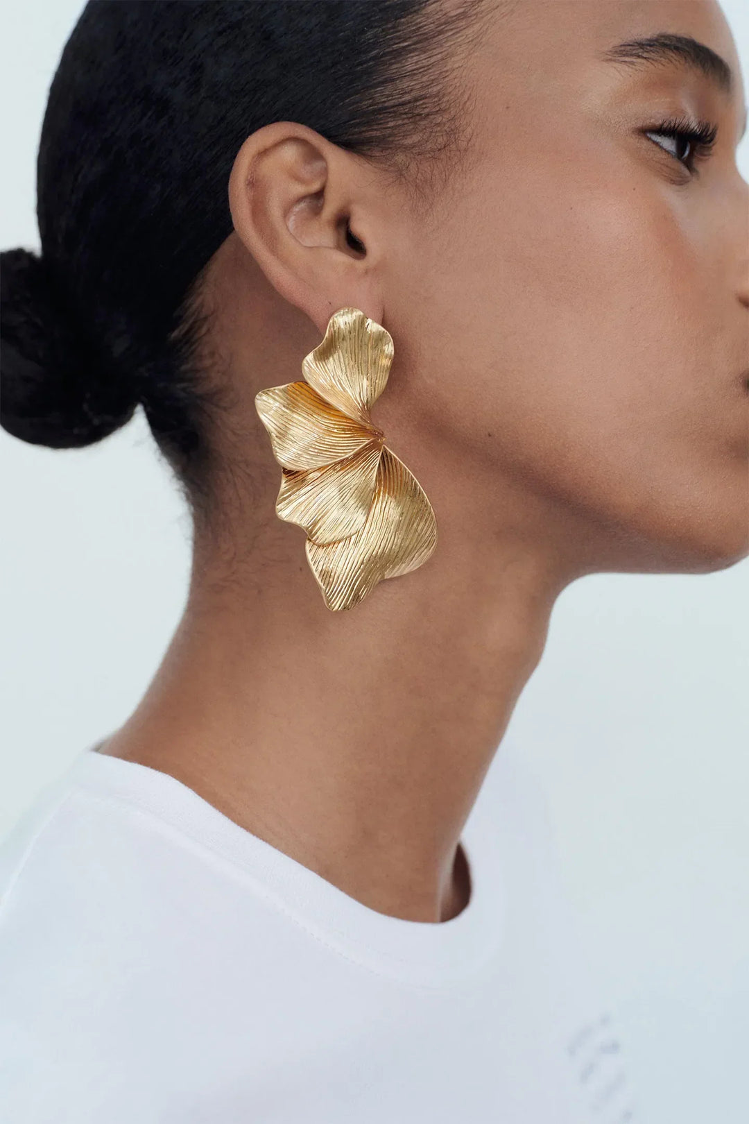 Visací náušnice ve tvaru listu s texturovaným kovovým povrchem