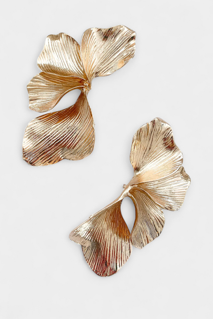 Visací náušnice ve tvaru listu s texturovaným kovovým povrchem