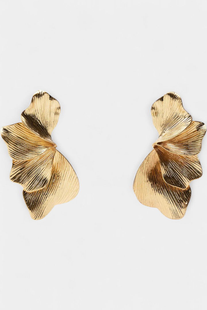 Visací náušnice ve tvaru listu s texturovaným kovovým povrchem