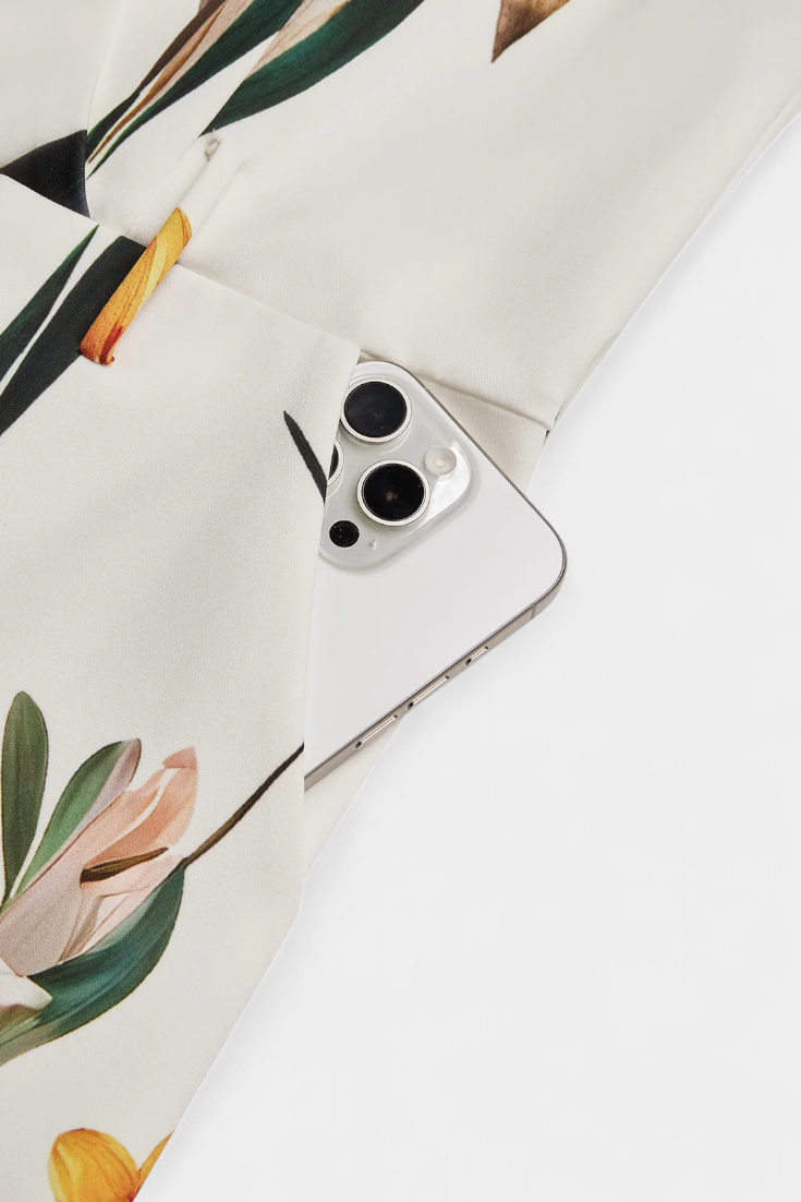 Slara | Jednolínek na dovolenou s výstřihem doV a bílým potiskem