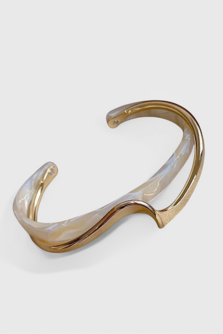 Elegantní náramek s bílým opálem a zlatým provedením